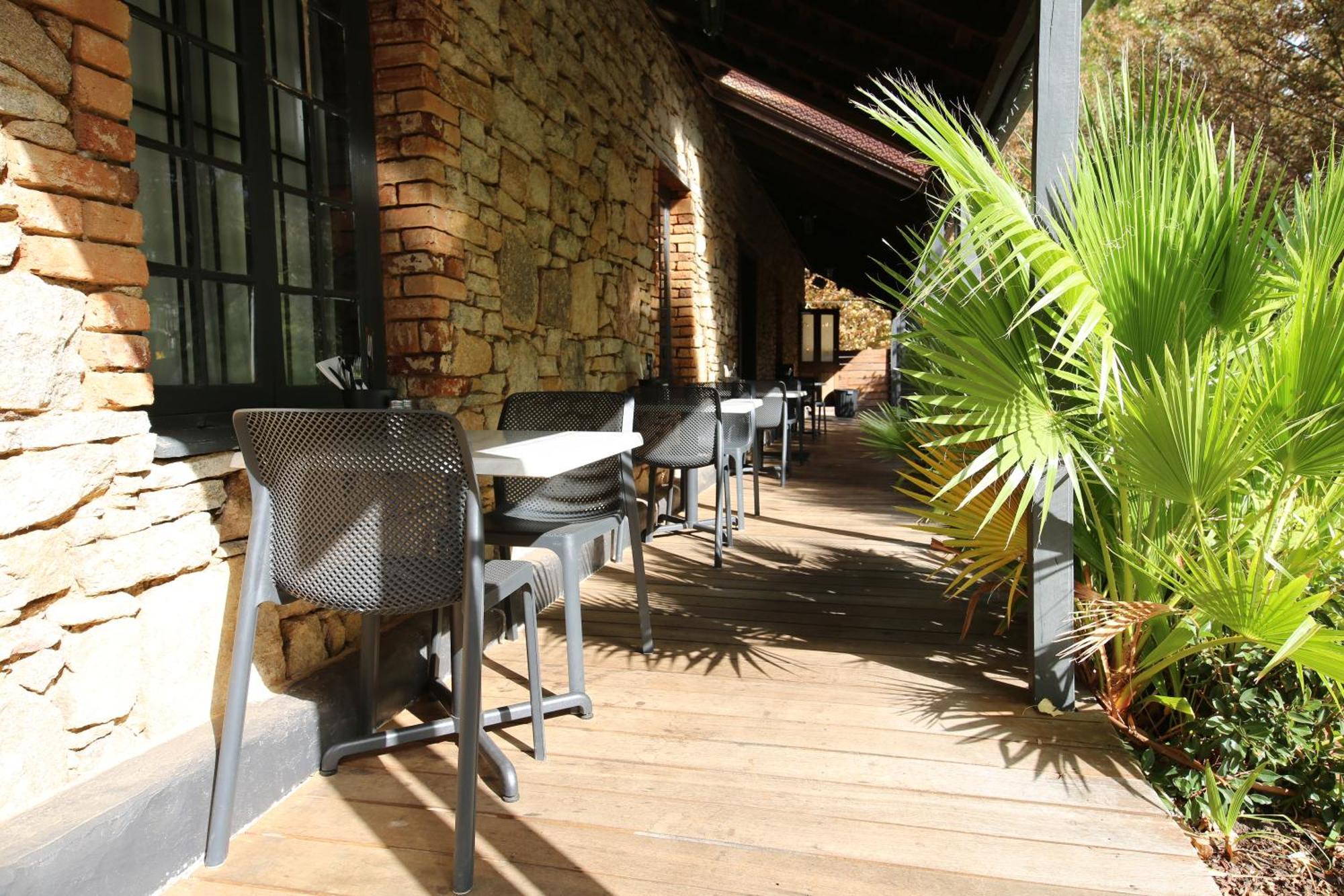 Mahogany Inn And Distillery Mahogany Creek Екстериор снимка